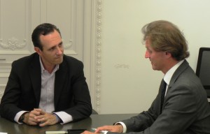 Der Präsident der Balearen, José Ramón Bauzá, im Gespräch mit Hubert Georg Feil (paradisemedia / Culturebrand)