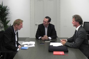Balearen-Präsident Bauzá im Gespräch mit Hubert Georg Feil (Culturebrand / paradisemedia) und Sven Busch (dpa)